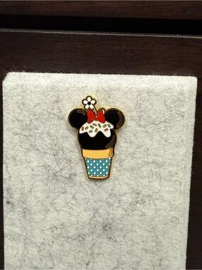 Disney Loungefly Pin